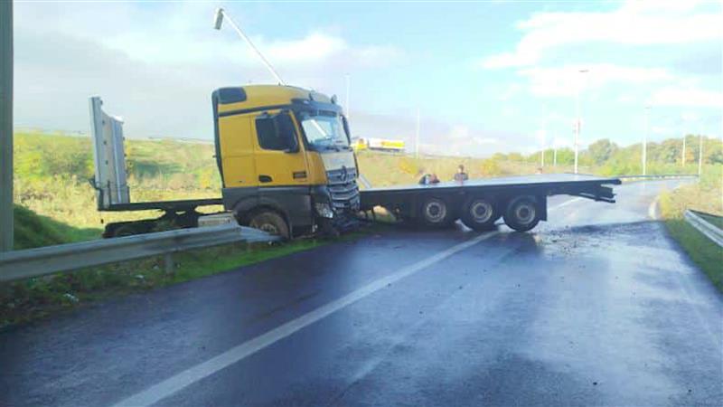  Камион излета кај Хиподром и удри во банкина, возачот е повреден