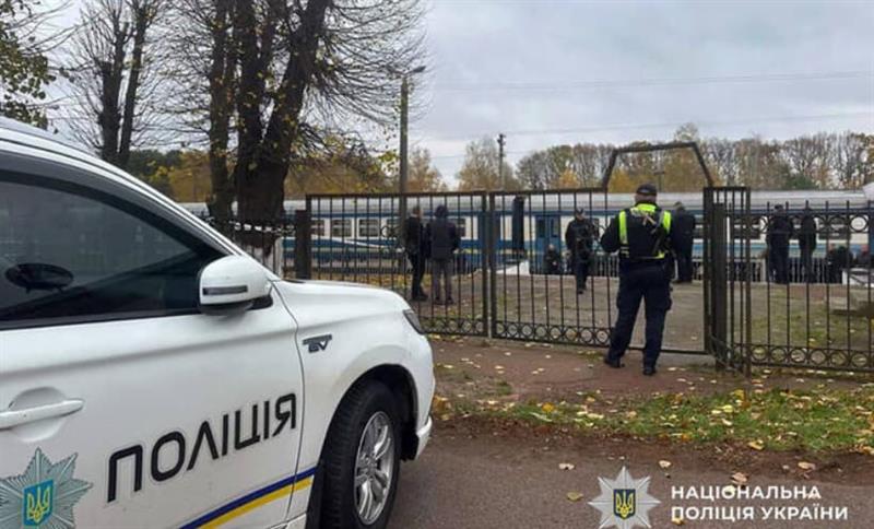 Маж детонира експлозивна направа на железничка станица во Украина, тела на сите страни (Вознемирувачко) 