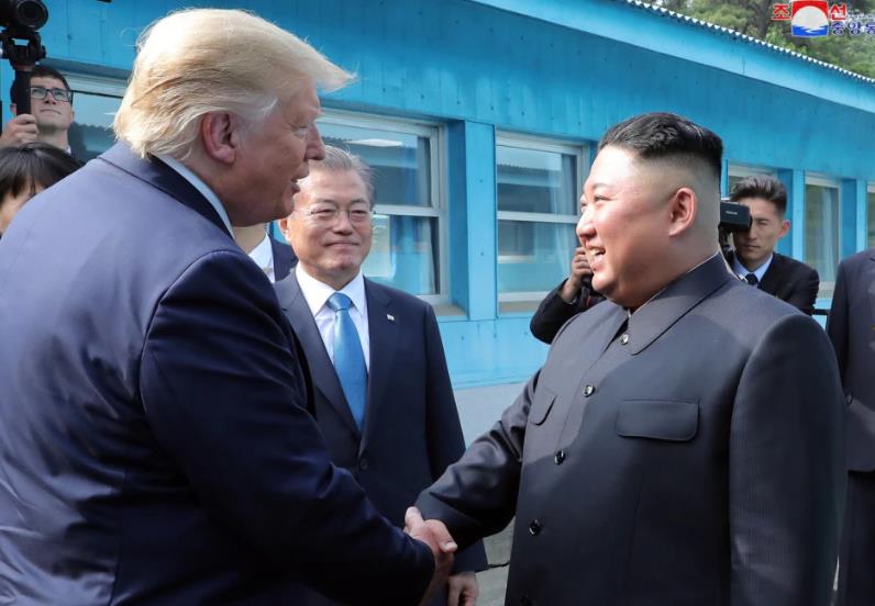 Трамп за средбата со Ким: „Чекам негов повик“ 