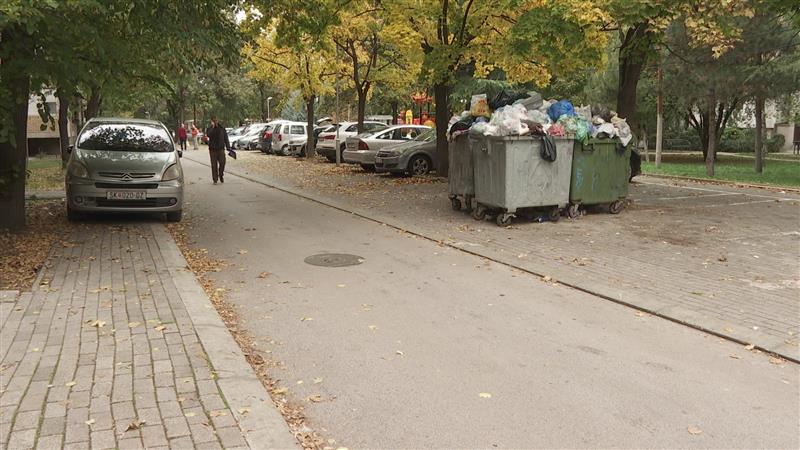 Состојбата со сметот во Скопје и денеска е слична – делови од градот и натаму се гушат во ѓубре