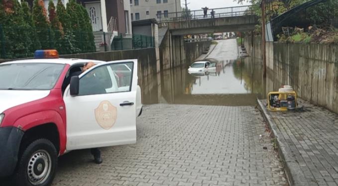 Автомобил заглави во подвозник со насобрана вода во Тетово, нема повредени