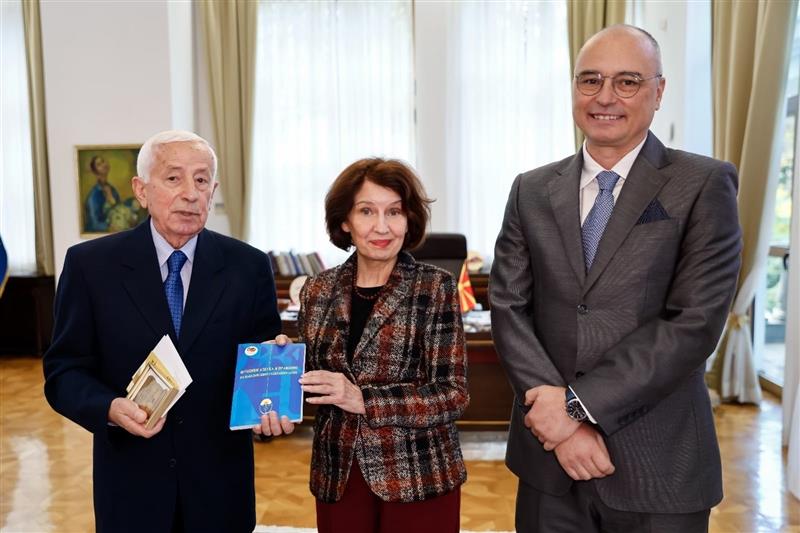 Средба на Сиљановска-Давкова со професорите Мартиновски и Конески