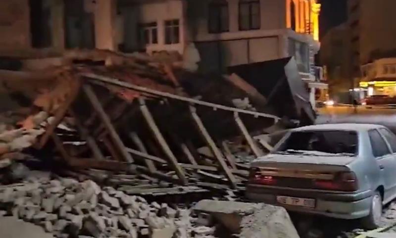 Силен земјотрес ја погоди Турција, луѓето во паника излегуваат на улиците (ВИДЕО)