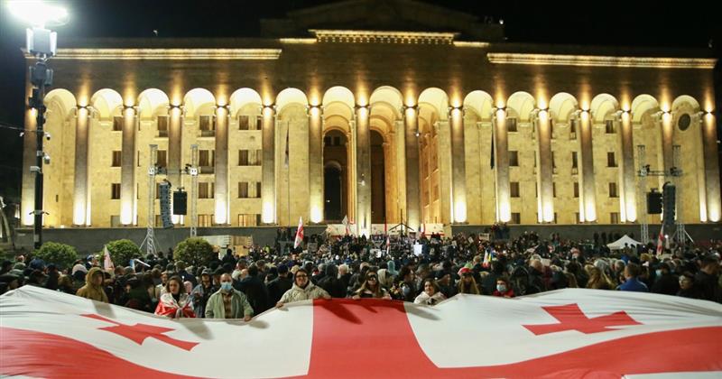 Грузиската владејачката партија бара од суд да забрани три најголеми опозициски блока
