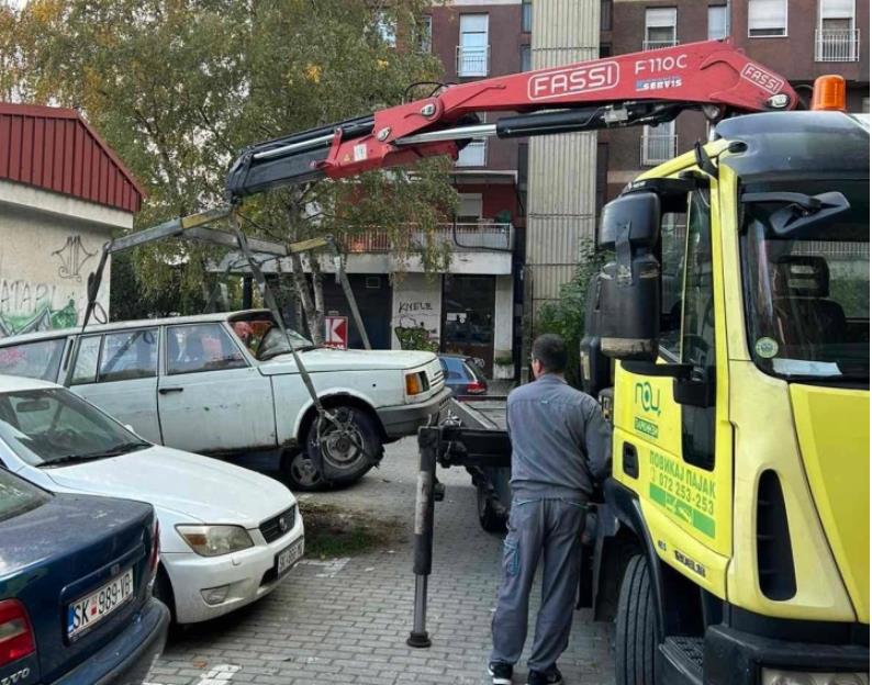 ЈП Паркинзи на Општина Центар продолжува со акцијата за отстранување на хаварисани возила од јавните површини