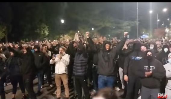 Видео: Протест пред зградата на црногорската Влада, демонстрантите извикуваа „Нема мигранти“ и „Турци надвор“