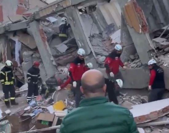 Видео: Се урна седумкатница во Турција, најмалку двајца загинати