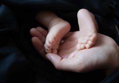 Девојче родено со само 300 грама одржано живо од германски лекари
