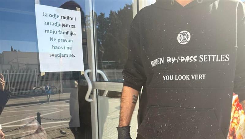 Турчин со порака пред својот ресторан во Бар по нападите во Црна Гора- сѐ му запалиле и уништиле 