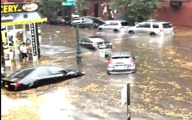 Две лица загинаа во бурата од рекордни размери во Њујорк (ВИДЕО)