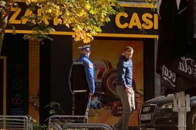 Експлозија на бомба ги разбуди граѓаните на Сараево- оштетени возила пред казино 