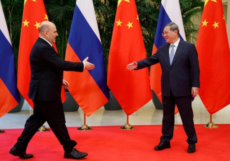Премиерите на Русија и Кина одржаа неформална средба пред почетокот на редовниот Самит