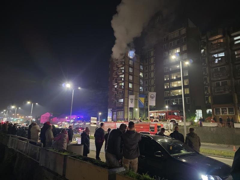 11 загинати и најмалку 35 повредени е билансот од синоќешниот пожар во пензионерскиот дом во Тузла