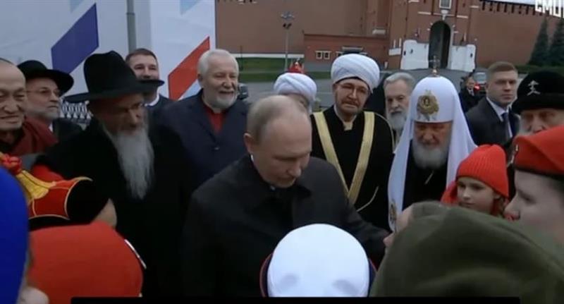 Девојче го вознемири Путин со своето барање- во војната останала без татко си (ВИДЕО)