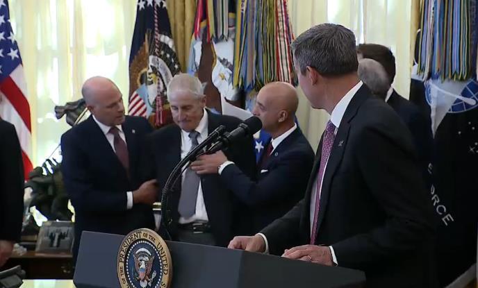 Видео: Директорот на фармацевтската компанија се онесвести покрај Трамп во Белата куќа!