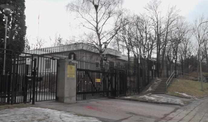 Руската амбасада во Стокхолм е нападната со непозната материја- полицијата не знае за што се работи 