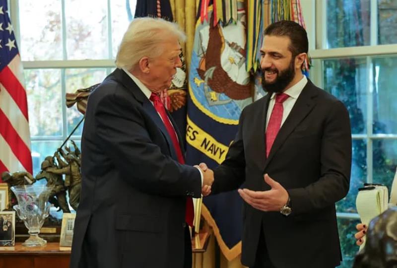 Трамп направи шоу во Овалната соба- го испрска сирискиот претседател со парфем: Колку жени имаш? (ВИДЕО)