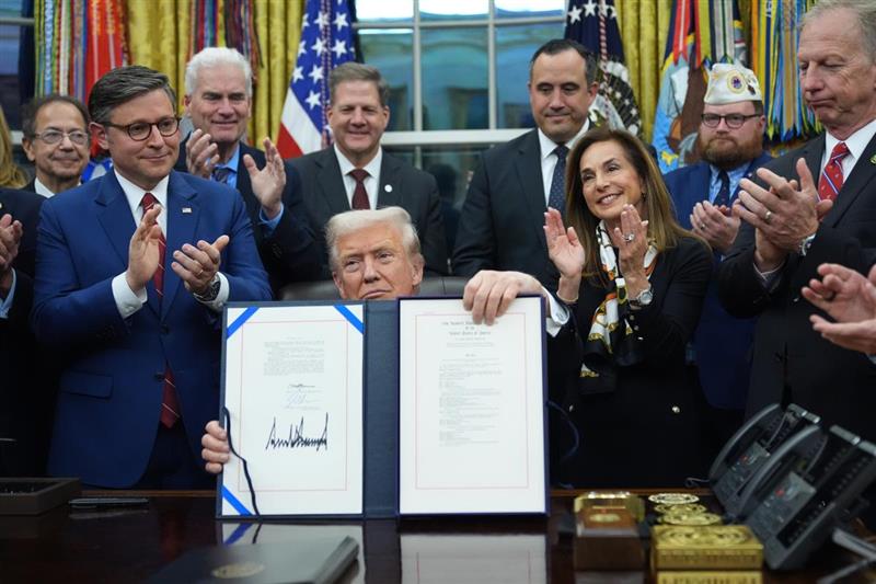 Трамп го потпиша Законот за финансирање, со што заврши рекордната блокада на работата на американската Влада