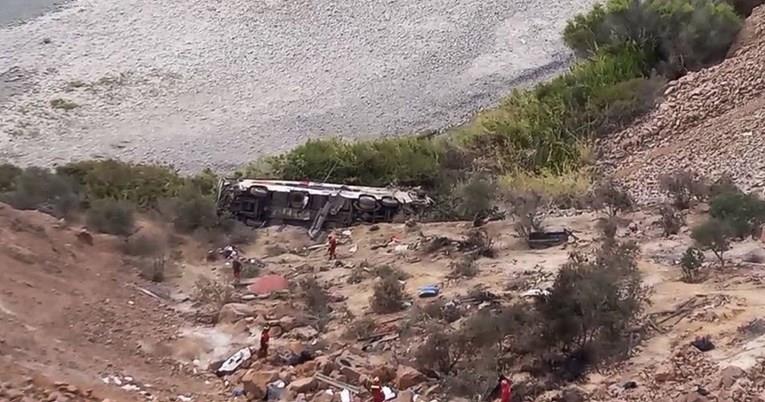 Најмалку 37 лица загинаа во Перу откако автобус падна во бездна длабока 200 метри