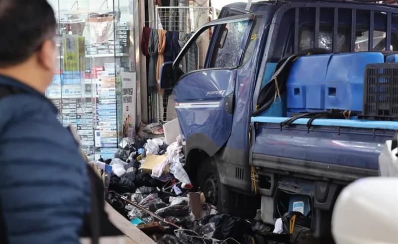 Камион во полна брзина се заби во преполн пазар, најмалку двајца загинати (ВИДЕО)