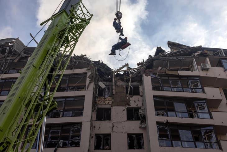 Бројот на жртви во рускиот напад врз Киев во текот на ноќта се искачи на шест