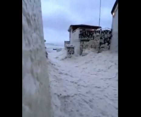 Видео: Катастрофални поплави предизвика бурата Клаудија, во Јужен Велс вонредна состојба