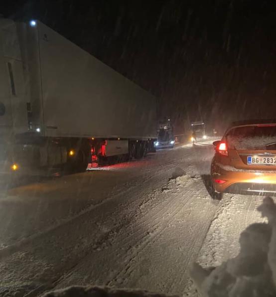 Фото: Првиот снег предизвика хаос на патиштата во западна Србија