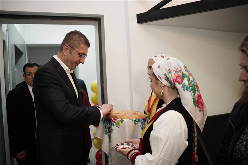 Мицкоски во Тирана на отворање на новите канцеларии на Македонското здружение „ВМРО-ДПМНЕ Албанија“