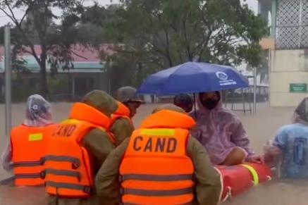 Најмалку 40 загинати во страшните поплави во Виетнам, врнежите не запираат (ВИДЕО)