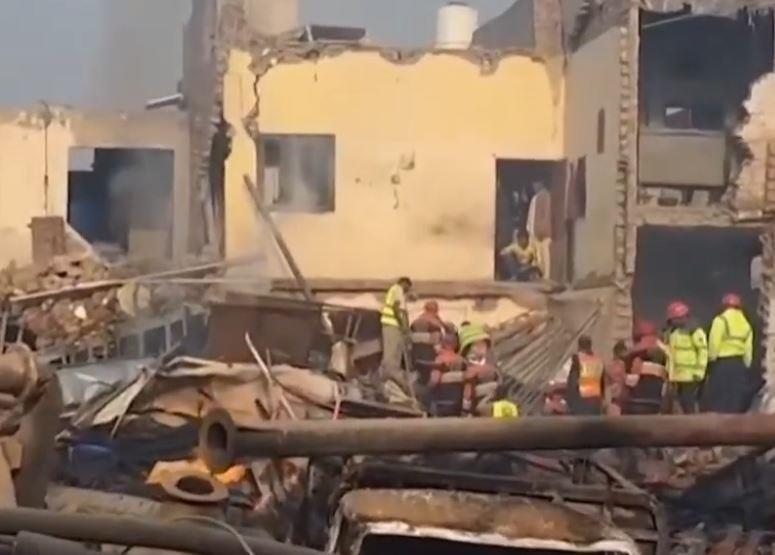 Видео: Експлозија во фабрика за лепак во Пакистан, најмалку 18 загинати