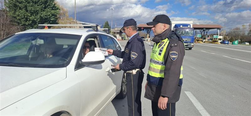 Сообраќајната полиција на наплатни рампи ги опоменува возачите