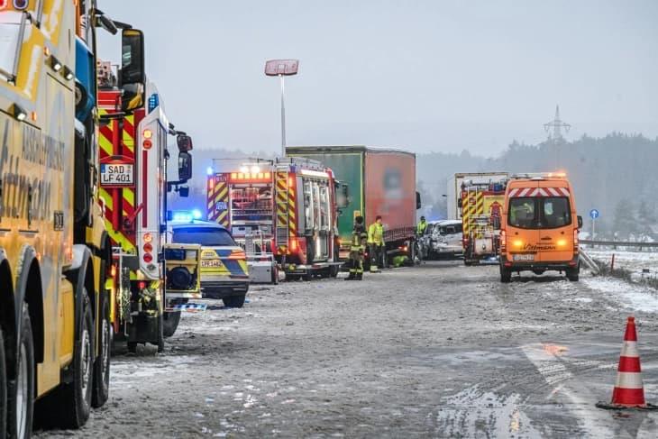 Најмалку тројца загинати во судир на заледен автопат во јужна Германија