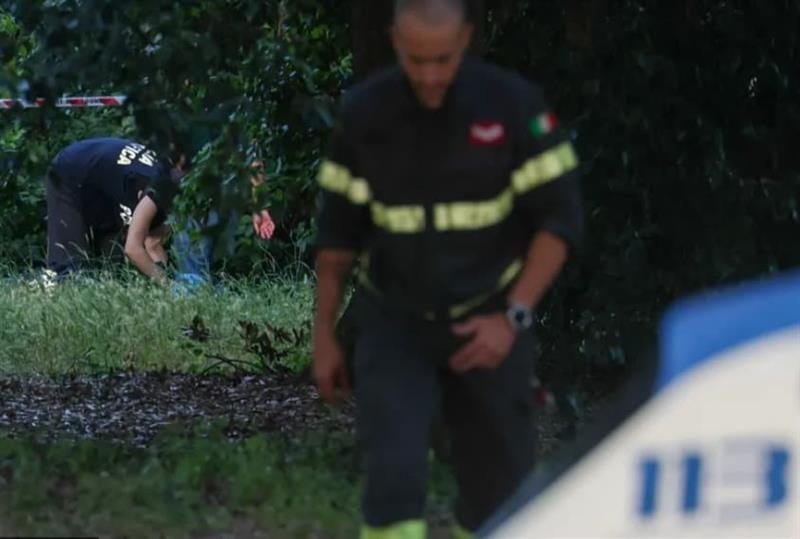 Мигранти упаднале во автомобил на млад пар- девојката ја силувале пред немоќното момче, хорор во парк во Рим