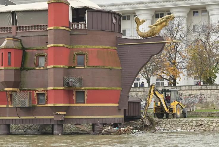Се чисти кејот на реката Вардар