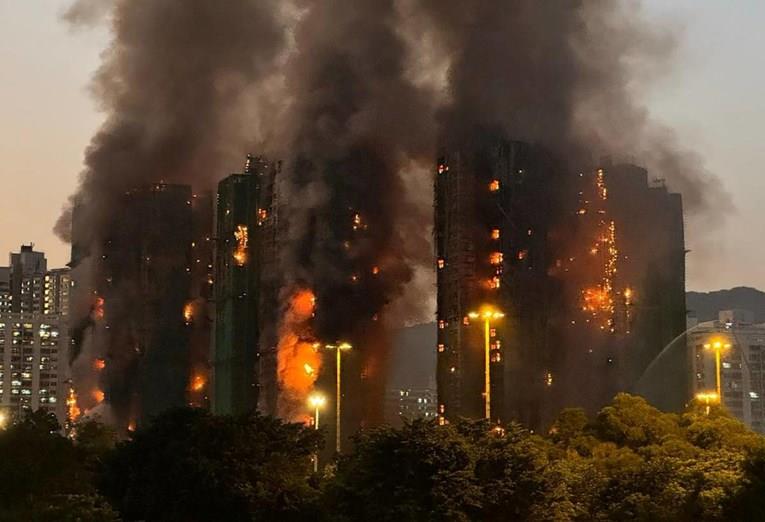 Горат згради во Хонг Конг, има загинати (ФОТО/ВДЕО)