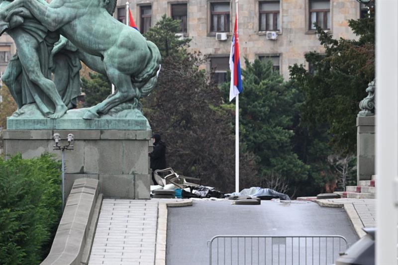 Инцидент пред влезот во српското собрание