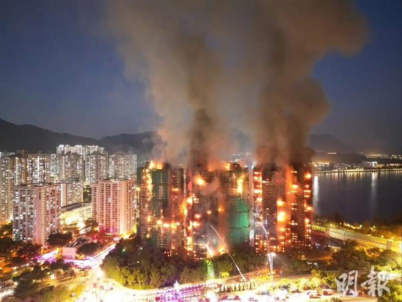 Досега 13 лица загинаа во пожарот во Хонг Конг