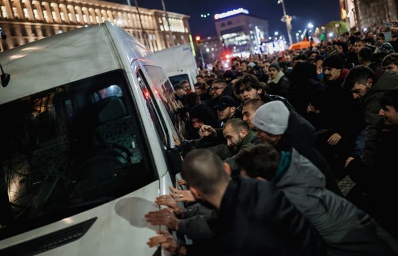 Хаос во Софија: Илјадници на протест, формираа жив ѕид околу парламентот (ВИДЕО) 