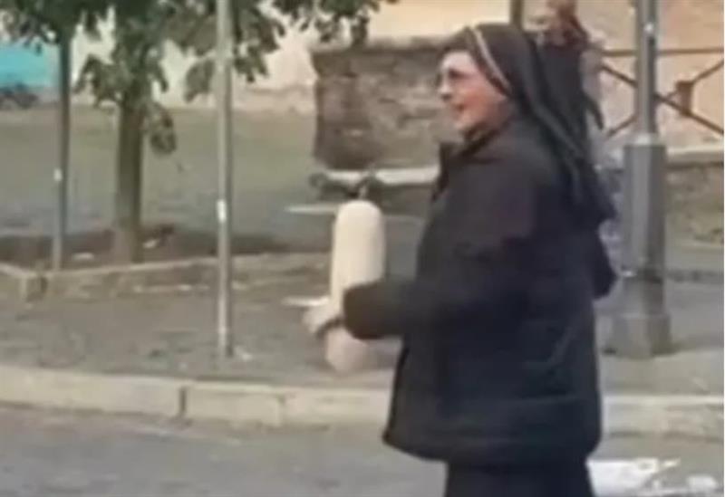 Калуѓерка го регулира сообраќајниот метеж на улиците на Рим (ВИДЕО)