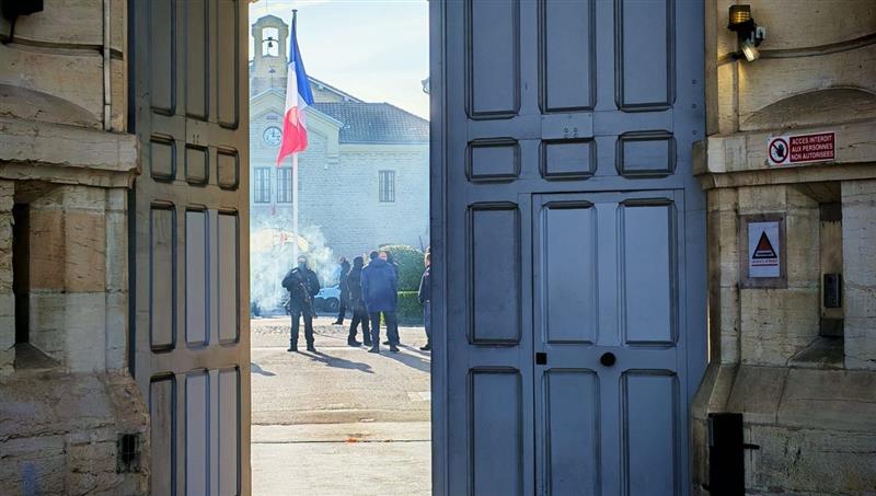 Филмско бегство од затвор во Франција- ги пресекле решетките, оружјето им го доставиле со дрон 