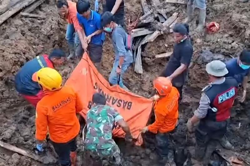 Повеќе од 400 луѓе загинаа, во катастрофалните поплави што ја погодија Индонезија