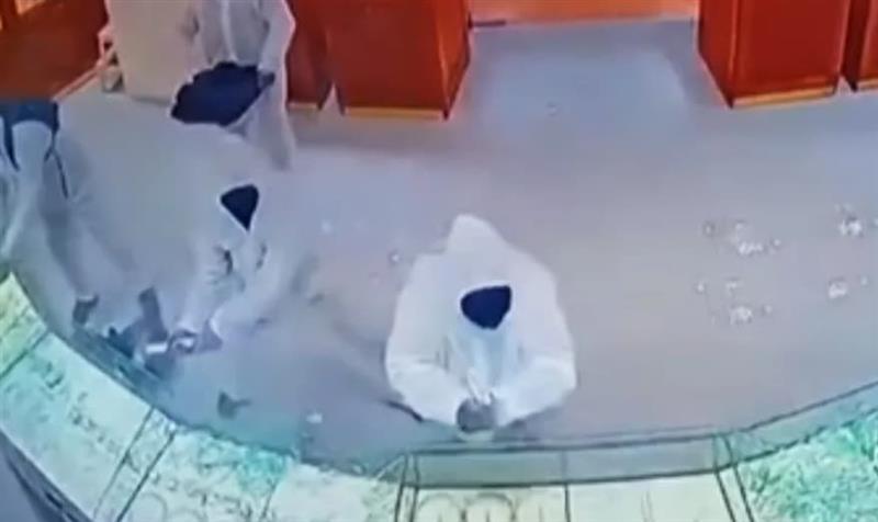 Филмски грабеж на златарница- крадци со секири скршиле сѐ и за неколку секунди го однеле накитот (ВИДЕО)