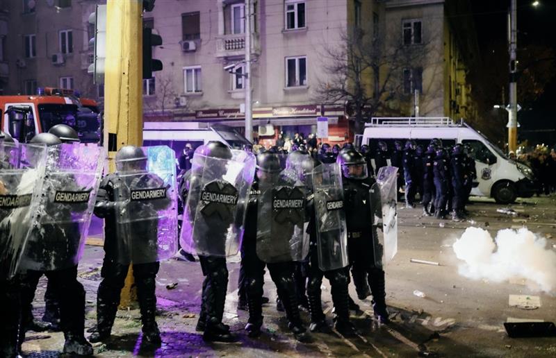 Протести во Бугарија поради предлог буџетот за 2026, судири со полицијата во Софија