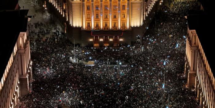 Десетици илјади луѓе протестираа во  Бугарија против нацрт-буџетот, избувнаа и нереди