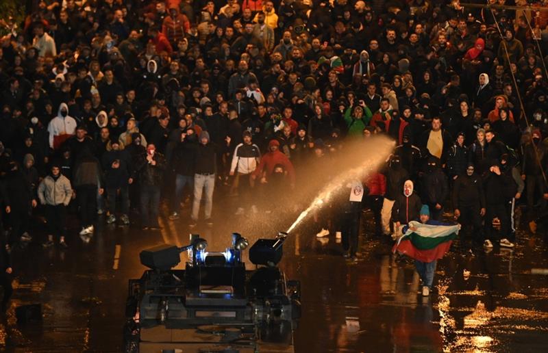 Радев: Оставка на Владата на Бугарија е неодложна, предвремени избори се единствен излез (ВИДЕО)