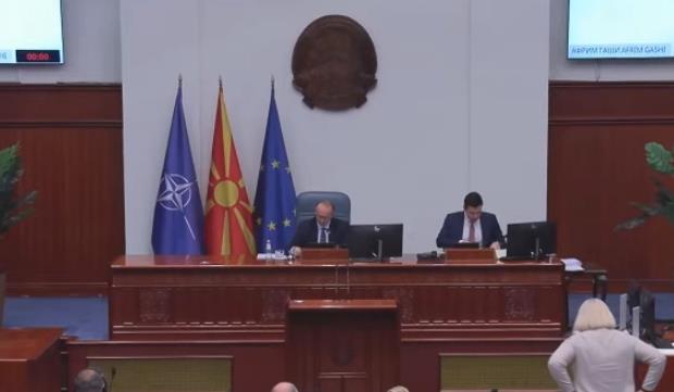 Собранието ја констатираше оставката на уставната судијка Дабовиќ-Анастасовска, ВМРО-ДПМНЕ со барање за договор за една анкетна за трагедиите