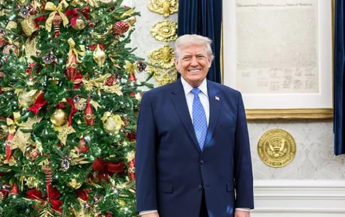 Белата куќа го објави официјалниот божикен портрет на Трамп- сите гледаат во еден детал 
