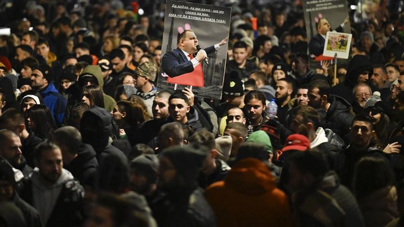 Насилни протести низ Бугарија: Предлог-буџетот е повлечен, но притисокот за предвремени избори продолжува