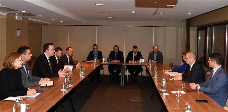Николоски: Македонија се фокусира на изградба на големи инфраструктурни проекти, средба со Караџов и Маринеску во Брисел