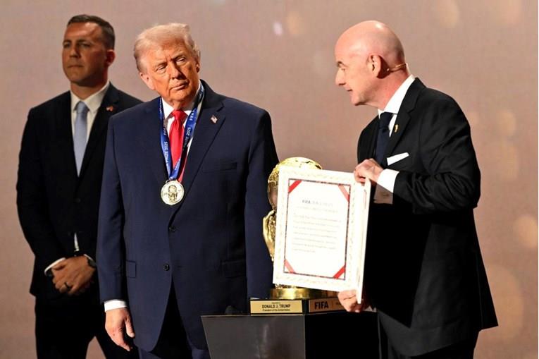 Инфантино му ја врачи на Трамп наградата за мир (ВИДЕО)